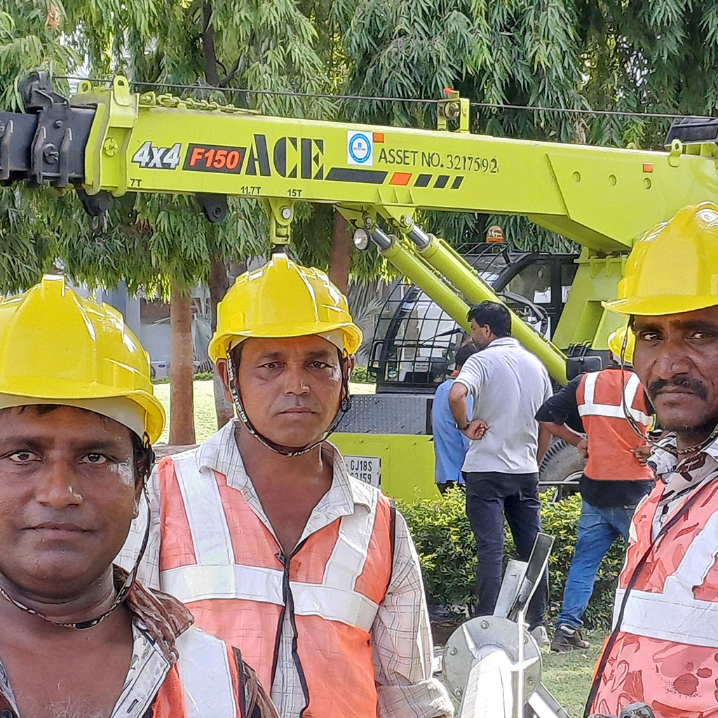 solar-high-mast-two-in-one-60watt-x-4-erection-work