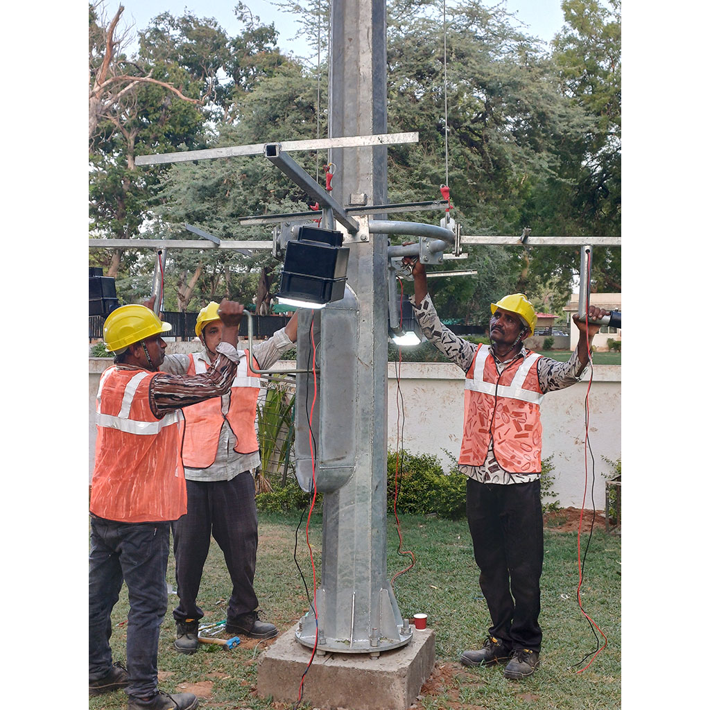 solar-high-mast-two-in-one-70watt-x-4-installation-image3