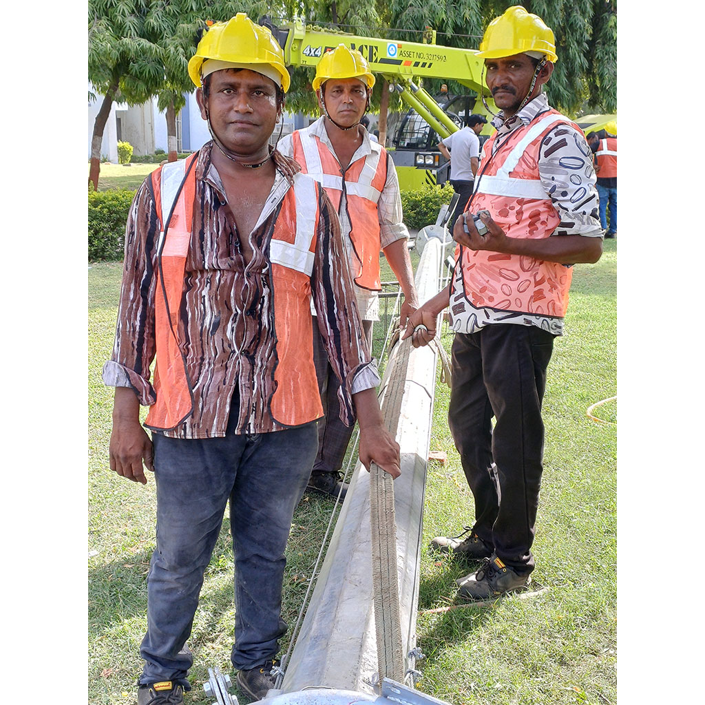 solar-high-mast-two-in-one-60watt-x-4-installation-work-by-manpower